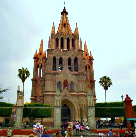 The Parish Church in the town Center of San Miguel is called La Parroquia de San Miguel Arcángel